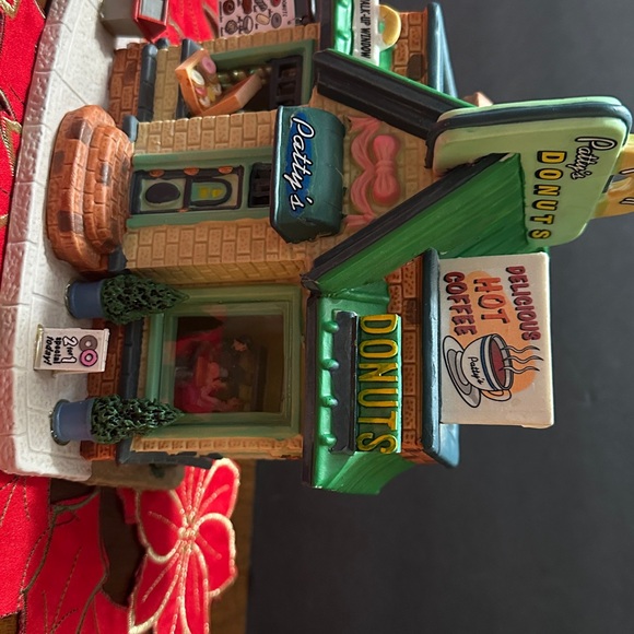 Lemax Patty's Donuts Building - Picture 4 of 12